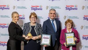 <p>Gold Medal and Commended award presented by Minister Dara Calleary and Maighread Cremin, SuperValu to Marita Murtagh and Ann Cresham, Castlebar Tidy Towns. </p>