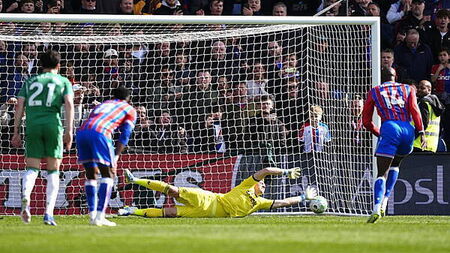Jean-Philippe Mateta scores late penalty as Palace come back to beat Newcastle