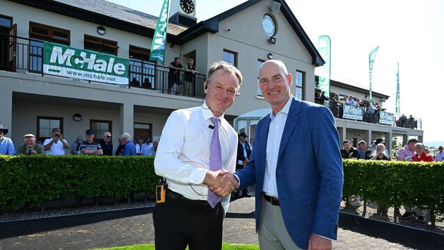 <p>Ballinrobe 25-May-2026 Racecourse manager John Flannelly welcomes American professional golfer Jim Furyk to the races. Healy Racing</p>