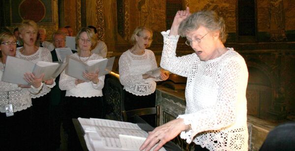 Una Loftus conducting the choral group at St Mark’s Cathedral, Venice in 2004. Una Loftus conducting the choral group at St Mark’s Cathedral, Venice in 2004.
