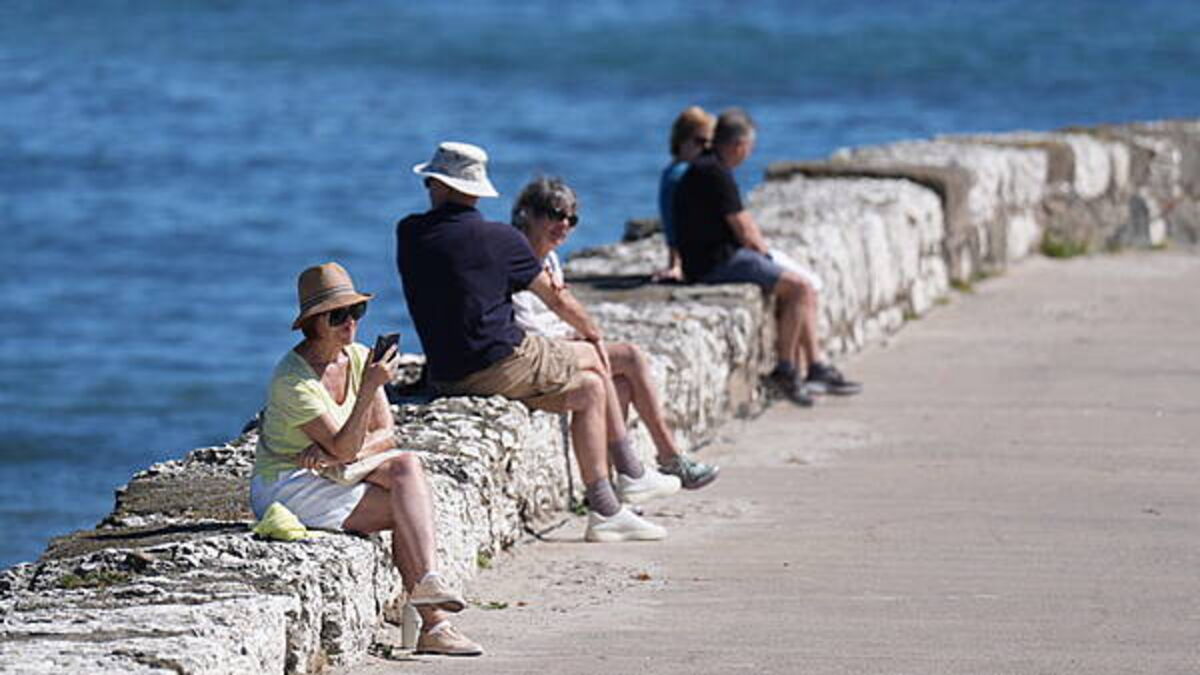 Public urged to check on elderly people during high temperature warning