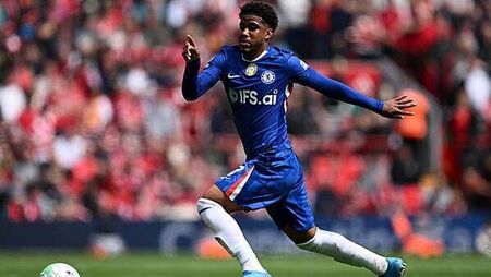 Manchester United sign Brazil midfielder Santos from Chelsea