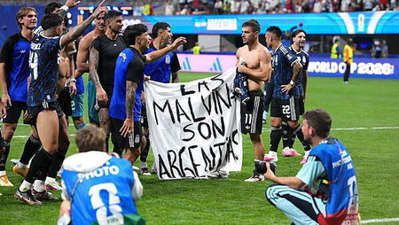 Downing Street backs calls for Fifa probe after Argentina players wave Falklands banner