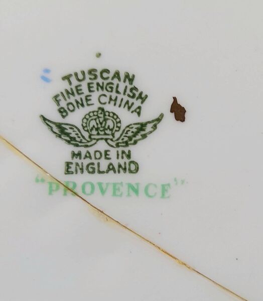 While photographing the plate for this article, I noticed a tiny gold leaf inlaid beside the maker’s name. 