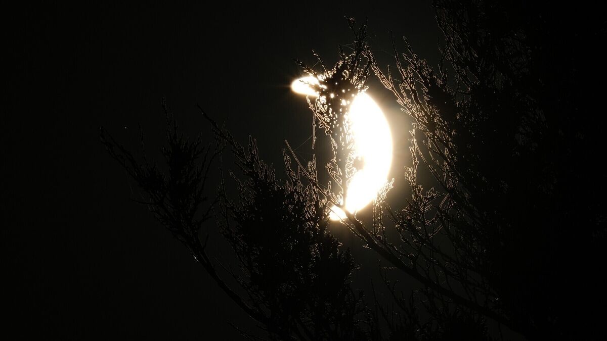 Racing against the partial solar eclipse over Knock Ma
