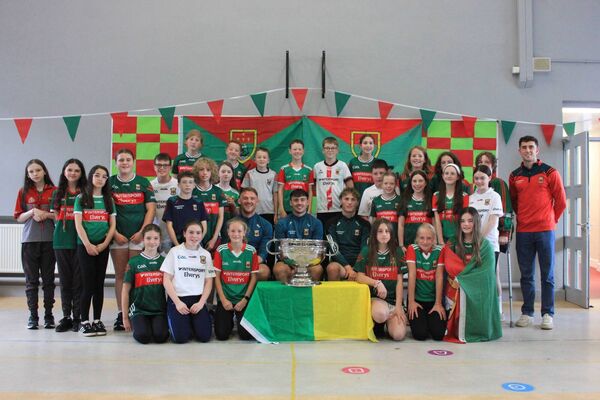 Mr McHale's 6th Class pictured with  Darren McHale, Liam Golden, Kobe McDonald and the Sam Maguire trophy