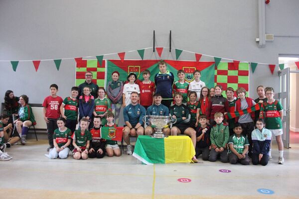 Mr Syron's 4th Class  pictured with  Darren McHale, Liam Golden, Kobe McDonald and the Sam Maguire trophy
