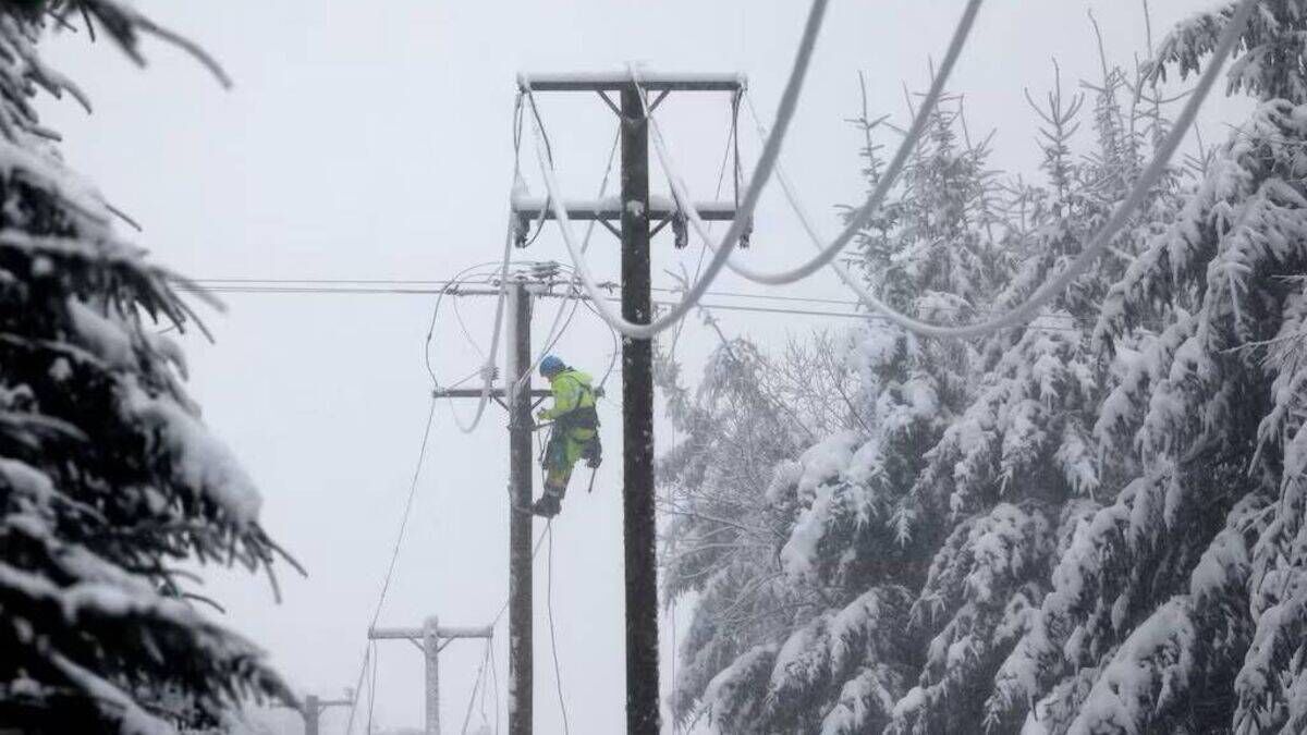 Hundreds of Mayo home hit by power outages